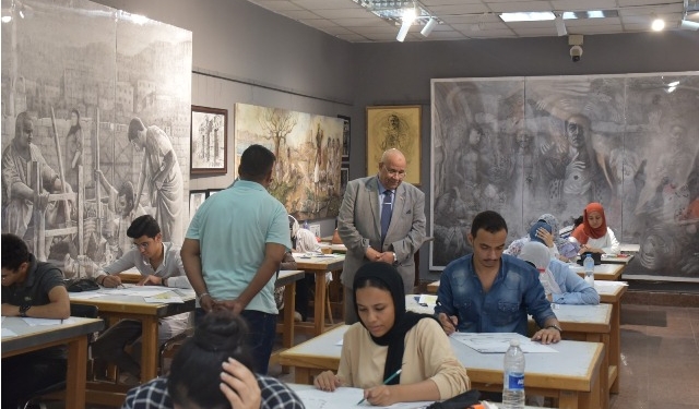 رئيس جامعة الأقصر يتفقد اختبارات القدرات بكلية الفنون الجميلة