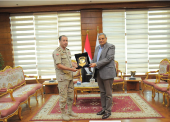 رئيس جامعة كفر الشيخ يكرم مدير إدارة التربية العسكرية بالجامعة