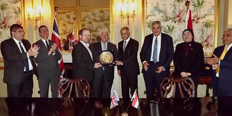 وزير التعليم العالي يشهد تسلم جامعة النهضة شهادة تصنيف ٤ نجوم “كيو إس” بلندن