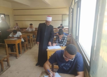 وكيل قطاع المعاهد الأزهرية يتفقد امتحانات الشهادة الثانوية الأزهرية للقسم العلمي بسوهاج