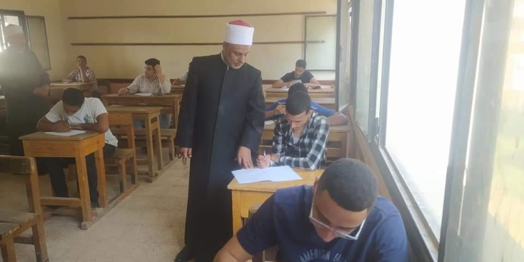 وكيل قطاع المعاهد الأزهرية يتفقد امتحانات الشهادة الثانوية الأزهرية للقسم العلمي بسوهاج