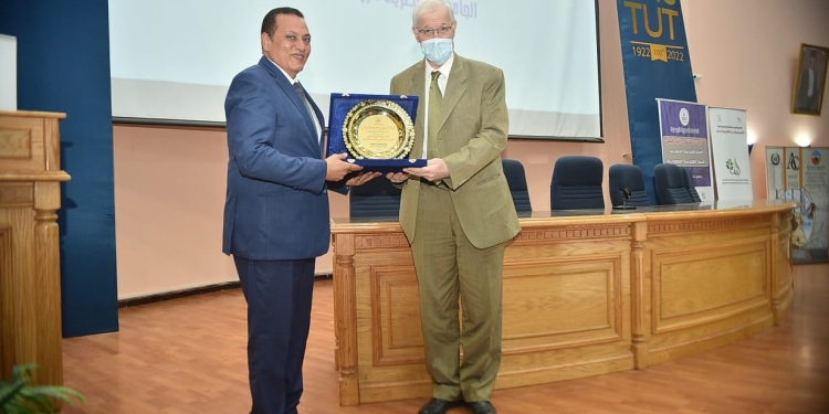 اللواء عمرو عبد الوهاب فى الملتقى التوظيفى بهندسة الجامعة المصرية الروسية