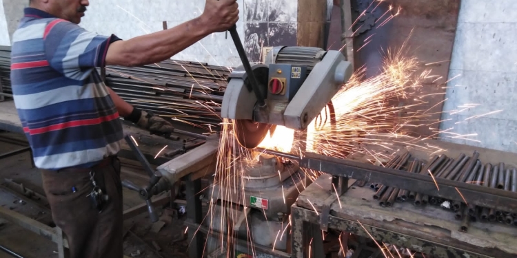 تصنيع 2386 ديسكا والزي المدرسي بمدارس الجيزة الفنية