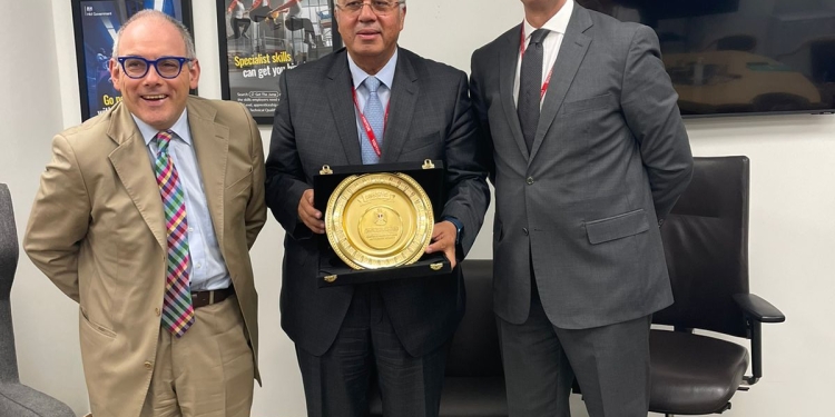 عاشور يلتقي بوزير التعليم العالي البريطاني لبحث سُبل التعاون المُشترك بين البلدين