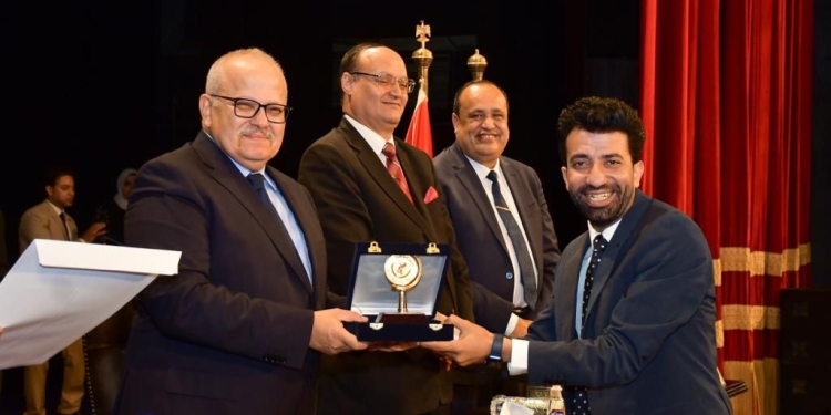 جامعة القاهرة تكرم مدير تحرير صدى البلد جامعات