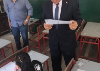 وكيل التعليم بالقاهرة يتابع انتظام سير امتحانات صفوف النقل الدور الثاني