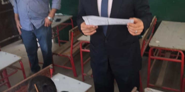 وكيل التعليم بالقاهرة يتابع انتظام سير امتحانات صفوف النقل الدور الثاني