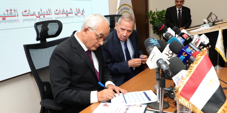 البنات تتفوق .. 22 طالبة في قائمة أوائل الدبلومات الفنية 2023