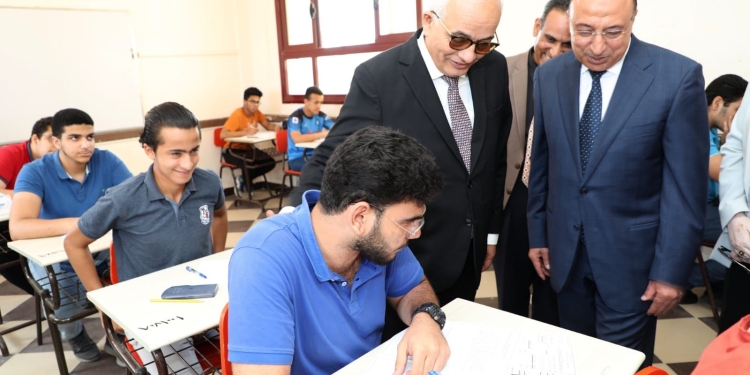 التعليم: إحالة 4 طلاب بالقاهرة والمنيا والشرقية والمنوفية للنيابة العامة خلال امتحان الثانوية العامة اليوم