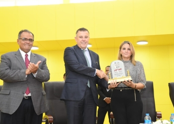 رئيس جامعة عين شمس يفتتح مدرج مهدى علام بكلية الآداب