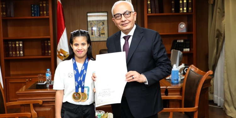 توجت بذهبيتين وفازت بالمركز الأول عالميًا.. حكاية فاطمة الزهراء أسرع عداءة «داون» في مصر