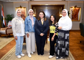 وزيرة الهجرة مع طلاب اكاديمية اخبار اليوم