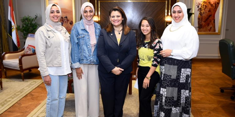 وزيرة الهجرة مع طلاب اكاديمية اخبار اليوم