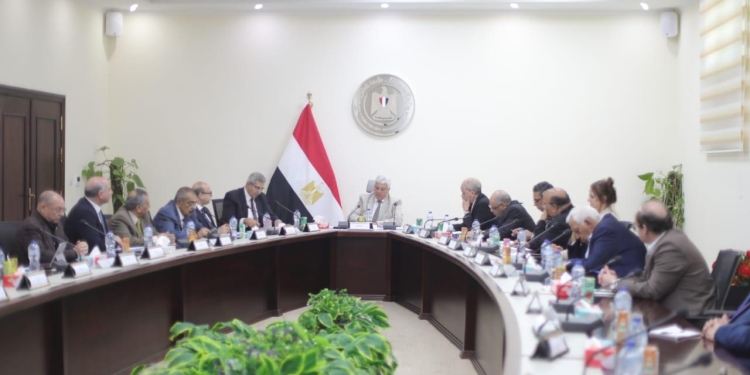 بماذا وجه وزير التعليم العالي المعاهد بشأن الوافدين؟