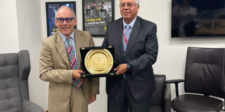 وزبر التعليم العالى المصرى والبريطانى