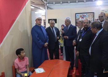 أمين «البحوث الإسلامية» ورئيس جامعة الأزهر السابق يتفقدان جناح الأزهر بمعرض الإسكندرية الدولي للكتاب