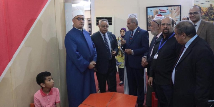 أمين «البحوث الإسلامية» ورئيس جامعة الأزهر السابق يتفقدان جناح الأزهر بمعرض الإسكندرية الدولي للكتاب