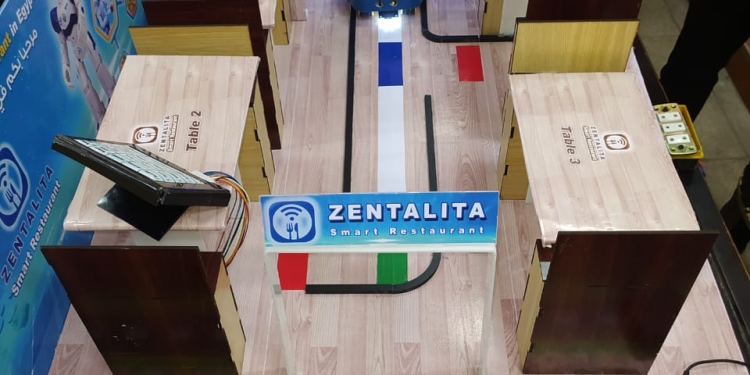 طلاب «تكنولوجيا حلوان» يبدعون في ابتكار روبوت لتقديم الطلبات بالمطاعم