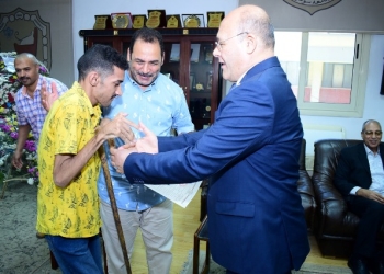 لافتة إنسانية.. رئيس جامعة سوهاج يساعد ذوي الهمم في أعمال التنسيق