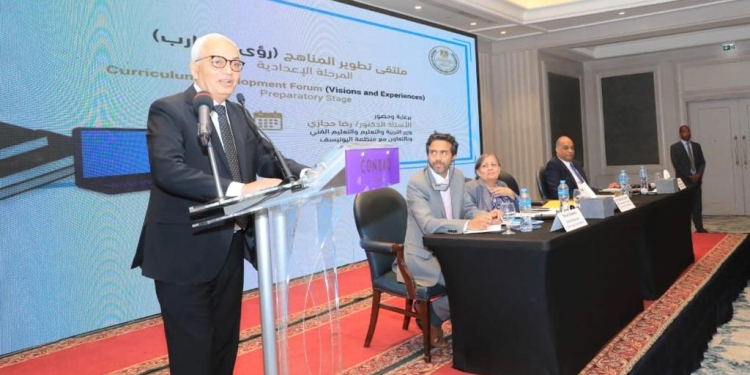 مسئولة بالبنك الدولي تستعرض ممارسات تطوير الإطار العام للمناهج