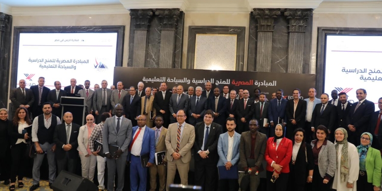 رئيس جامعة حلوان يشهد إطلاق المبادرة المصرية للمنح الدراسية والسياحة التعليمية