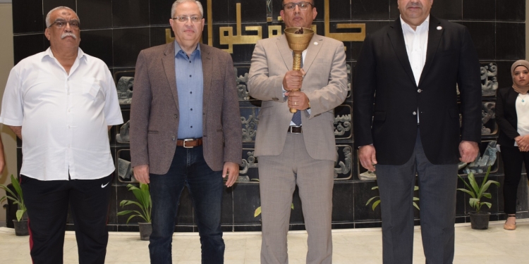 رئيس جامعه حلوان يطلق شعلة أسبوع شباب الجامعات