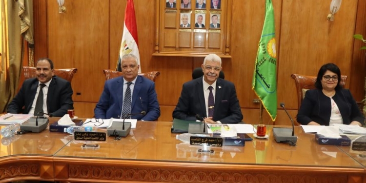 رئيس جامعة المنوفية يوافق على صرف مكافئتين للعاملين.. تعرف على السبب