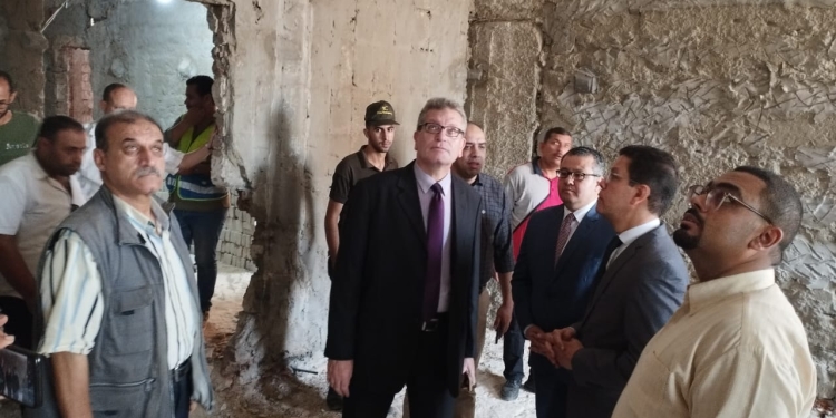 رئيس جامعة بنها يتفقد أعمال التجديدات بمبنى الجراحة بالمستشفى الجامعي