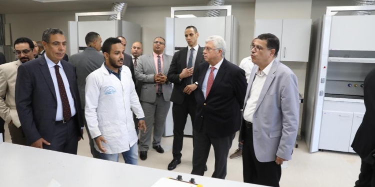 وزير التعليم العالي يتفقد مدينة زويل ويشيد بالاعتماد الدولي للبرامج الدراسية