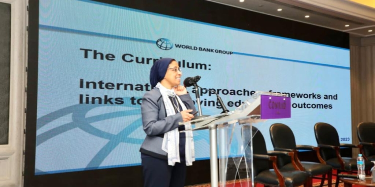 مسئولة بالبنك الدولي تستعرض ممارسات تطوير الإطار العام للمناهج