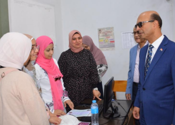 رئيس جامعة أسيوط يتفقد أعمال مكتب التنسيق الإلكتروني