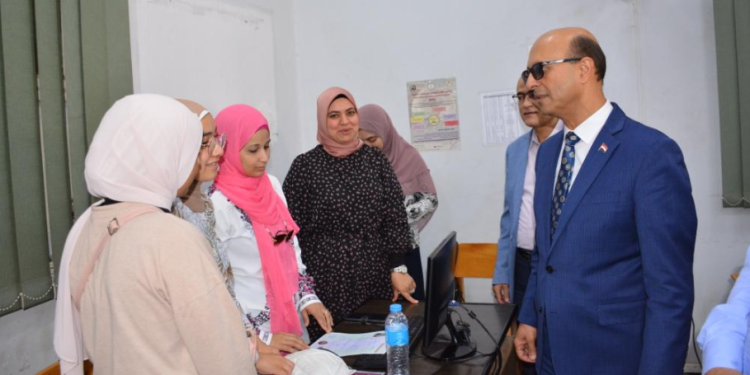 رئيس جامعة أسيوط يتفقد أعمال مكتب التنسيق الإلكتروني