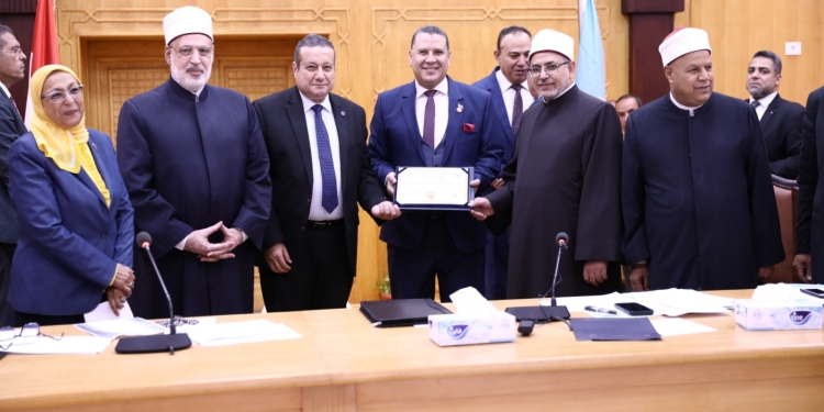 مجلس جامعة الأزهر يسلم شهادات الاعتماد لعدد من كليات الجامعة بحضور رئيس هيئة ضمان الجودة