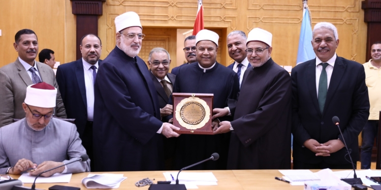 مجلس جامعة الأزهر يكرم نائب الوجه البحري وعمداء الكليات الذين بلغوا السن القانونية