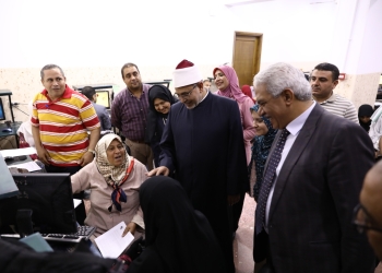 رئيس جامعة الأزهر يتفقد لجان امتحانات الدراسات العليا للطالبات بمركز الحاسب الآلي بفرع البنات
