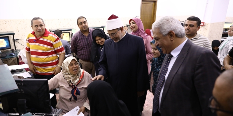 رئيس جامعة الأزهر يتفقد لجان امتحانات الدراسات العليا للطالبات بمركز الحاسب الآلي بفرع البنات