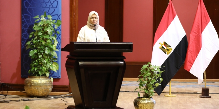 مستشارة شيخ الأزهر لشئون الوافدين والأجانب لخريجي إندونيسيا: رسالة الأزهر الشريف ومناهجه تستمد وسطيتها من وسطية الإسلام