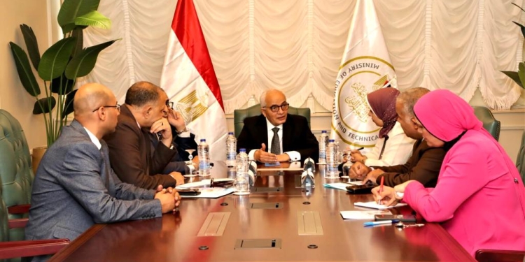 «حجازي» يوجه بإعداد مواد تعليمية للمناهج ب١٥ يوما وتحميلها على موقع الوزارة