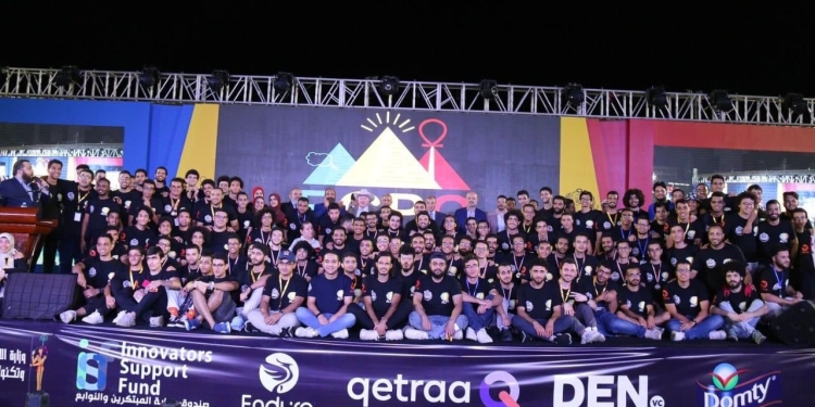 فوز  حاسبات القاهرة بالمركز الأول والألمانية بالثاني والثالث في مسابقة البرمجة على مستوى الجامعات 