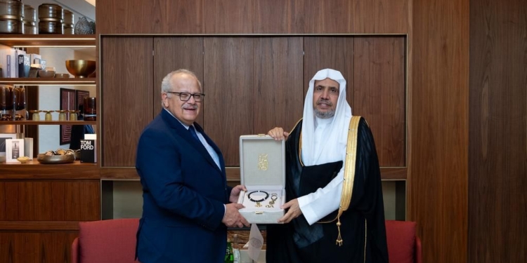 رئيس هيئة علماء المسلمين يكرم الدكتور الخشت خلال مشاركته فى فعاليات مؤتمر رابطة الجامعات الإسلامية