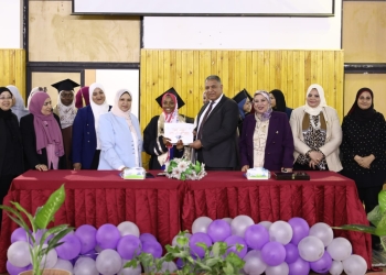 نائب رئيس جامعة الأزهر يكرم خريجات الدفعة 30 بكلية التربية