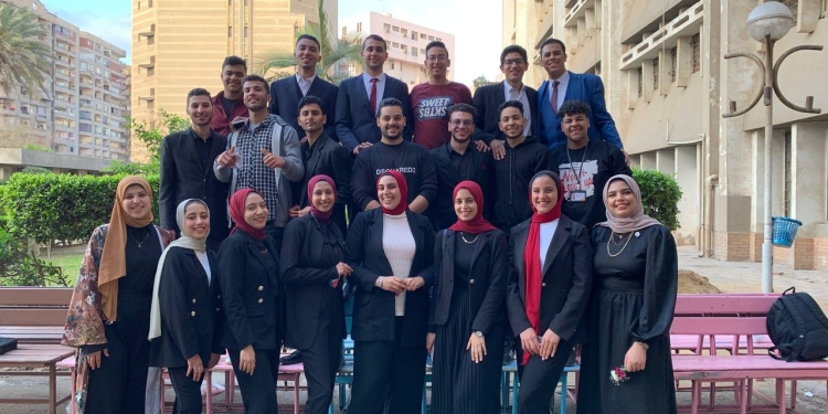 ” بالعكس” مبادرة من طلاب صيدلة طنطا للتوعية بمخاطر السوشيال ميديا