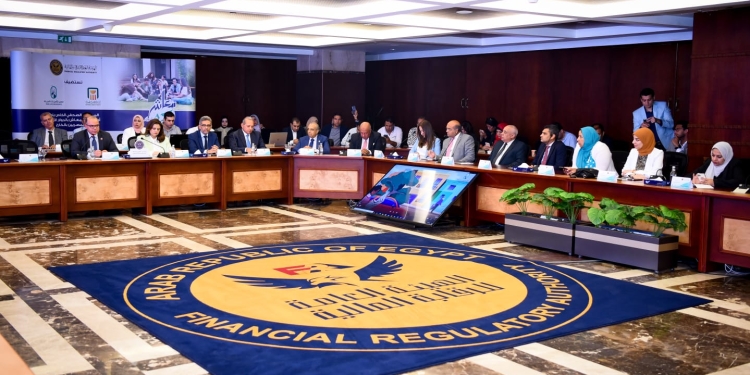 وزيرة الهجرةتبحث مع المسئولين ( وثيقة حماية دولارية ) للمصريين بالخارج