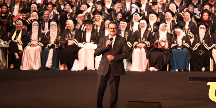 طب بنات الأزهر بالقاهرة تحتفل بتخريج الدفعة 51 طبيبات المستقبل