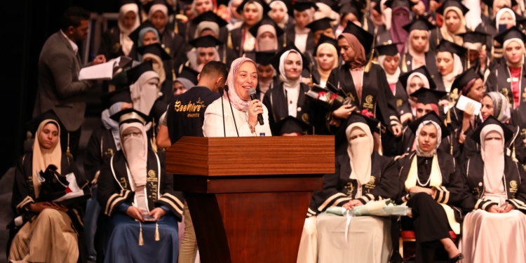 عميدة كلية طب بنات الأزهر بالقاهرة تهنئ الدفعة 51