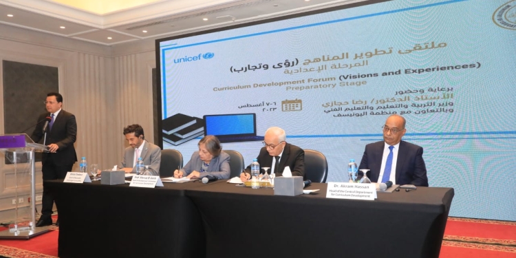 إطلاق فاعليات ملتقى "تطوير المناهج (رؤى وتجارب)" للمرحلة الإعدادية