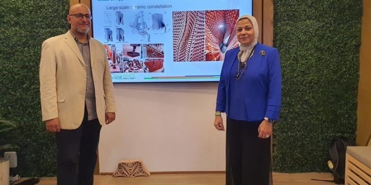 الاستاذان صاحبى ابتكار مواد البنااء بالجامعة الامريكية