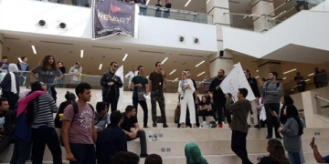 بسبب 210 جنيه.. طالب بآداب بنها يتهم أستاذًا بالاعتداء عليه 