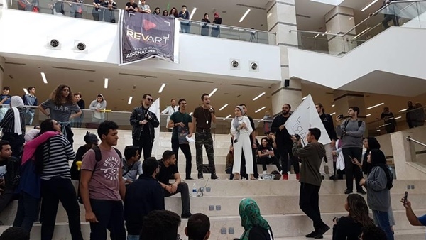 بسبب 210 جنيه.. طالب بآداب بنها يتهم أستاذًا بالاعتداء عليه 