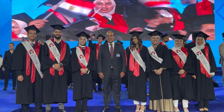 الرئيس السيسي يكرم أوائل خريجي الجامعة البريطانية في احتفال تفوق جامعات مصر